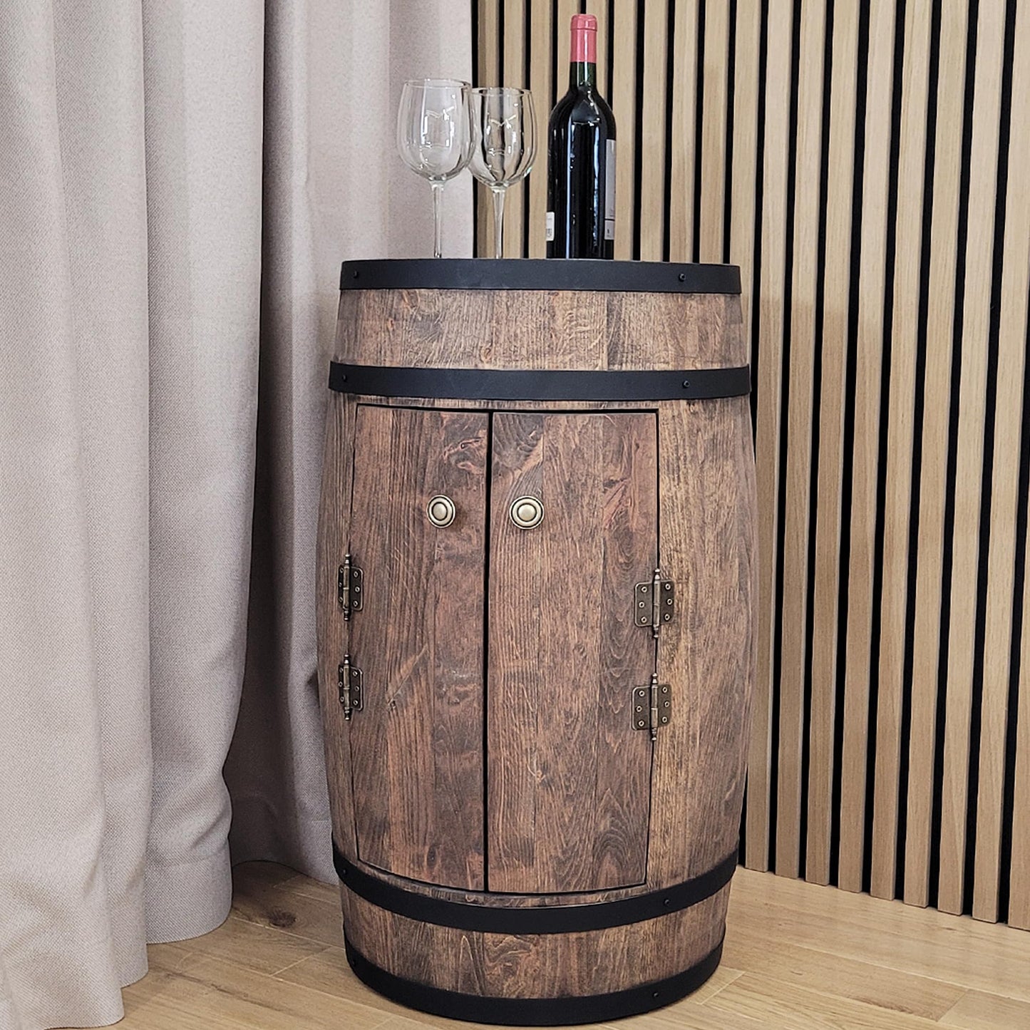 Fassbar XL aus Holzfass, handgemacht mit 2 Türen, Flaschenregal & Hausbar im Vintage-Stil – ideal als Theke, Schrank oder Geschenk für Männer.