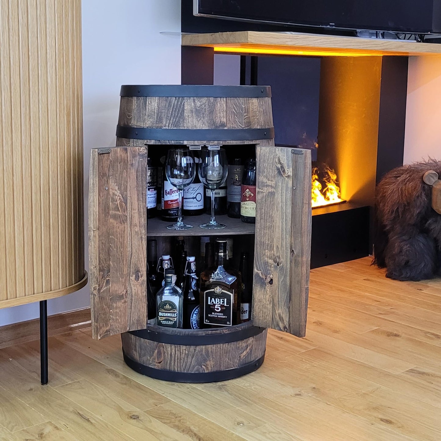 Fassbar XL aus Holzfass, handgemacht mit 2 Türen, Flaschenregal & Hausbar im Vintage-Stil – ideal als Theke, Schrank oder Geschenk für Männer.