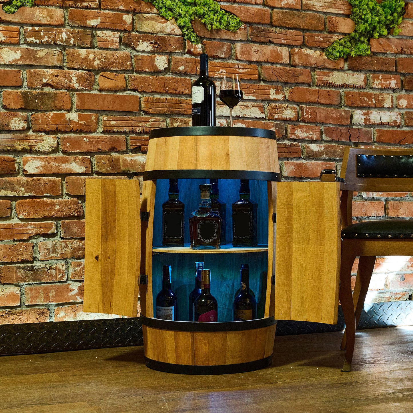 CREATIVE COOPER Weinregal aus Holz, 80 cm hoch, mit Tür & LED RGB, Fassmöbel & Mini-Bar im Eiche-Finish – stilvoller Alkoholschrank mit Flaschenregal.