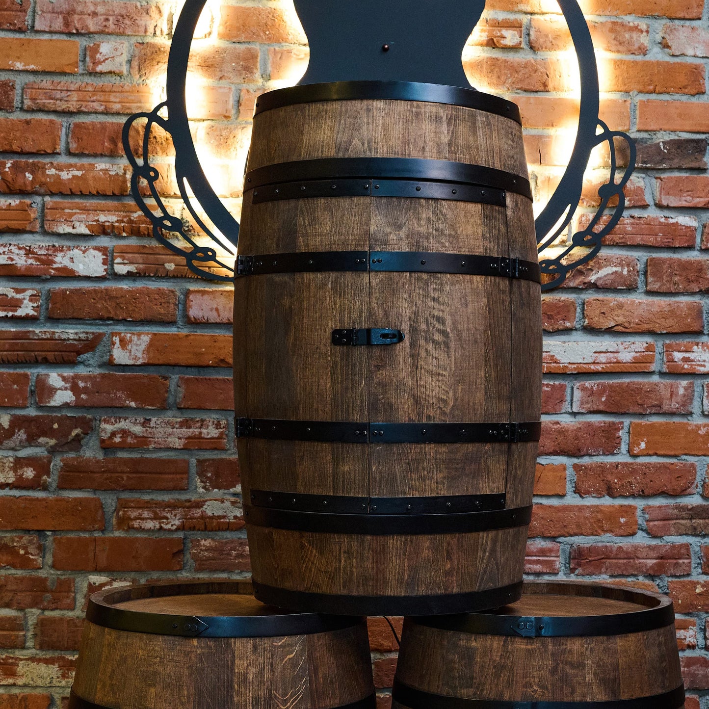 CREATIVE COOPER Weinfass Stehtisch, Fassmöbel & Weinbar aus Holz, mit Tür, Flaschenregal & Wenge-Finish, 80 cm hohe Mini-Bar für stilvolles Ambiente.