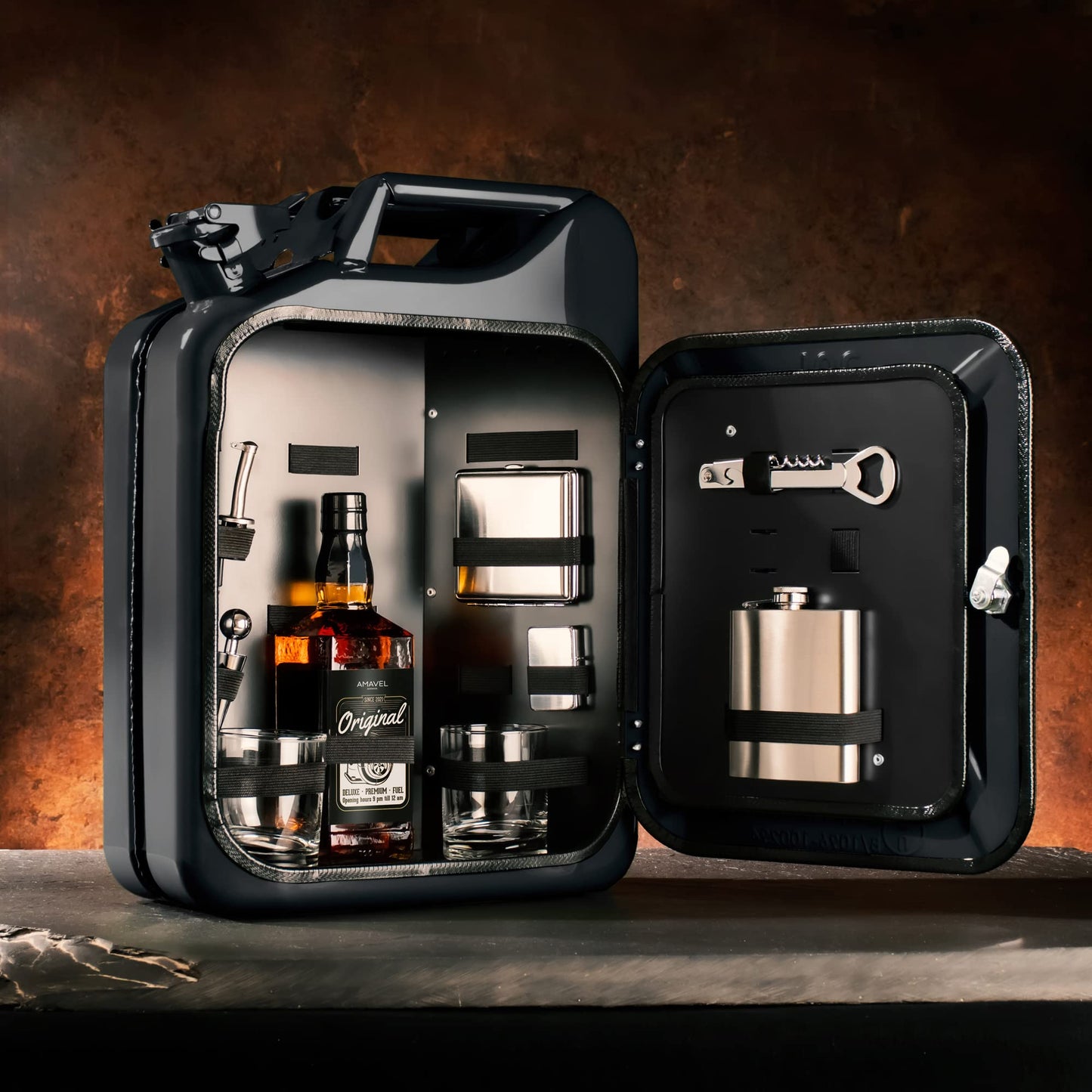 AMAVEL Kanister Bar 20L, schwarze Minibar aus Benzinkanister, inkl. 8-teiligem Zubehör-Set, 2 Gläsern & Flaschenhalter – origineller Barschrank.