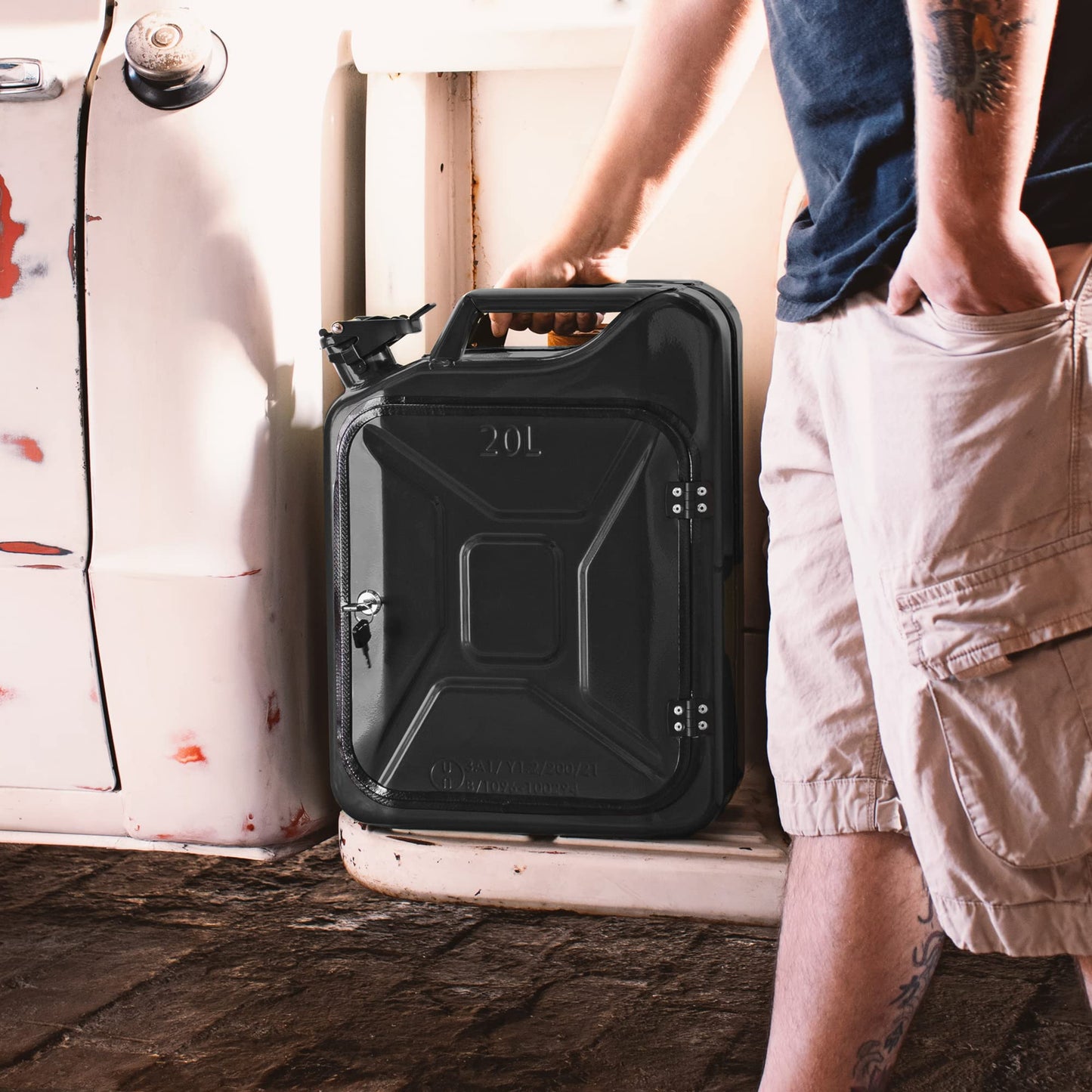 AMAVEL Kanister Bar 20L, schwarze Minibar aus Benzinkanister, inkl. 8-teiligem Zubehör-Set, 2 Gläsern & Flaschenhalter – origineller Barschrank.