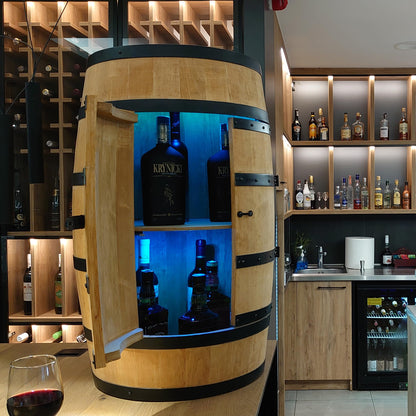 CREATIVE COOPER Weinregal aus Holz, 80 cm hoch, mit Tür & LED RGB, Fassmöbel & Mini-Bar im Eiche-Finish – stilvoller Alkoholschrank mit Flaschenregal.