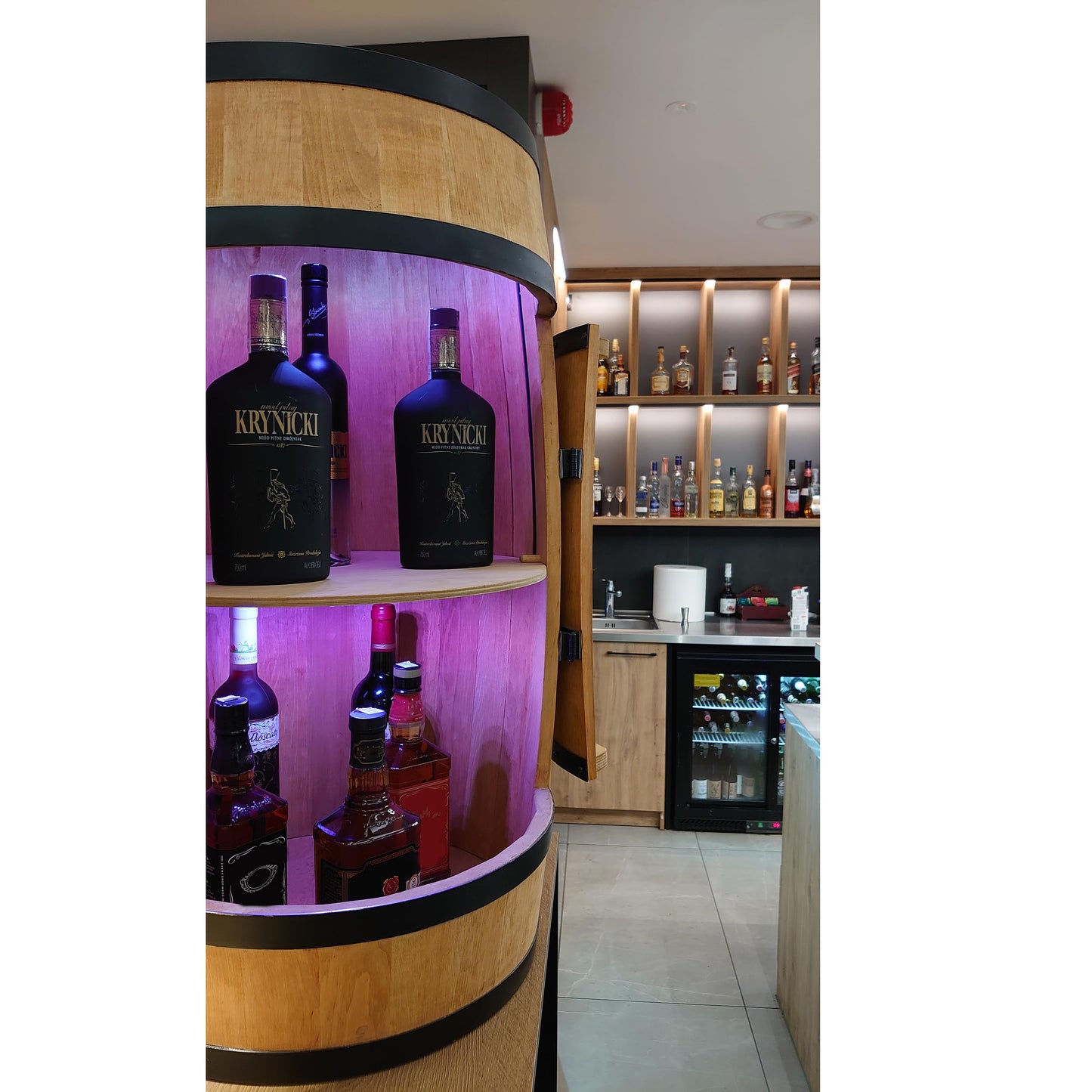 CREATIVE COOPER Weinregal aus Holz, 80 cm hoch, mit Tür & LED RGB, Fassmöbel & Mini-Bar im Eiche-Finish – stilvoller Alkoholschrank mit Flaschenregal.