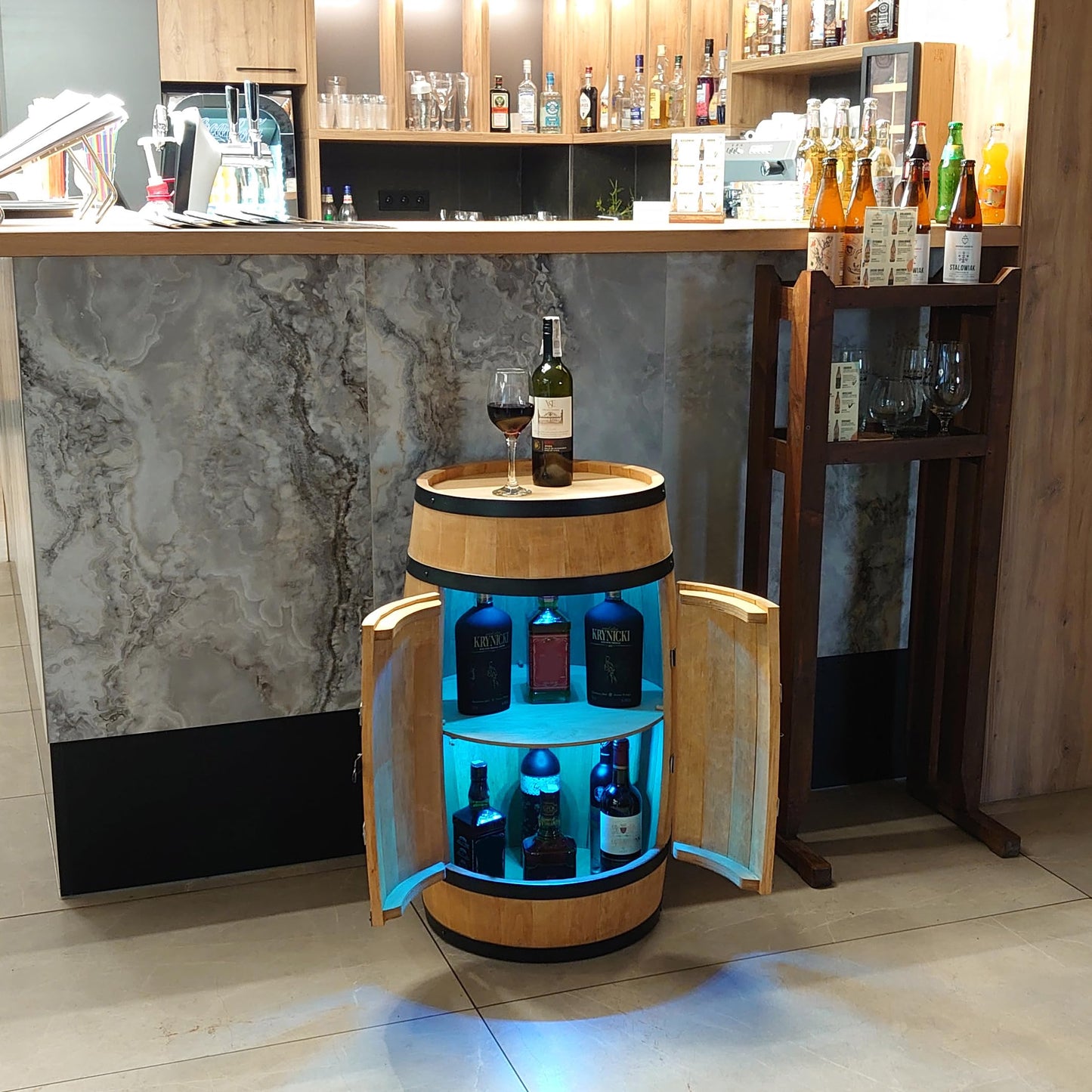 CREATIVE COOPER Weinregal aus Holz, 80 cm hoch, mit Tür & LED RGB, Fassmöbel & Mini-Bar im Eiche-Finish – stilvoller Alkoholschrank mit Flaschenregal.