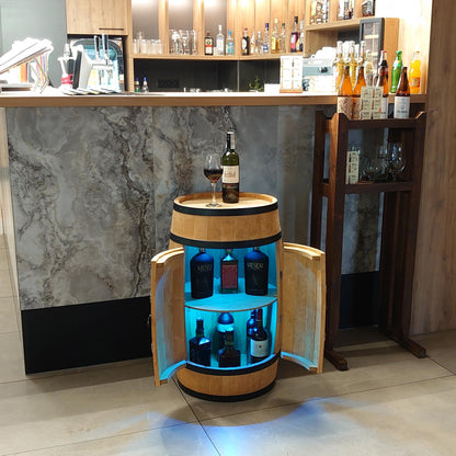 CREATIVE COOPER Weinregal aus Holz, 80 cm hoch, mit Tür & LED RGB, Fassmöbel & Mini-Bar im Eiche-Finish – stilvoller Alkoholschrank mit Flaschenregal.