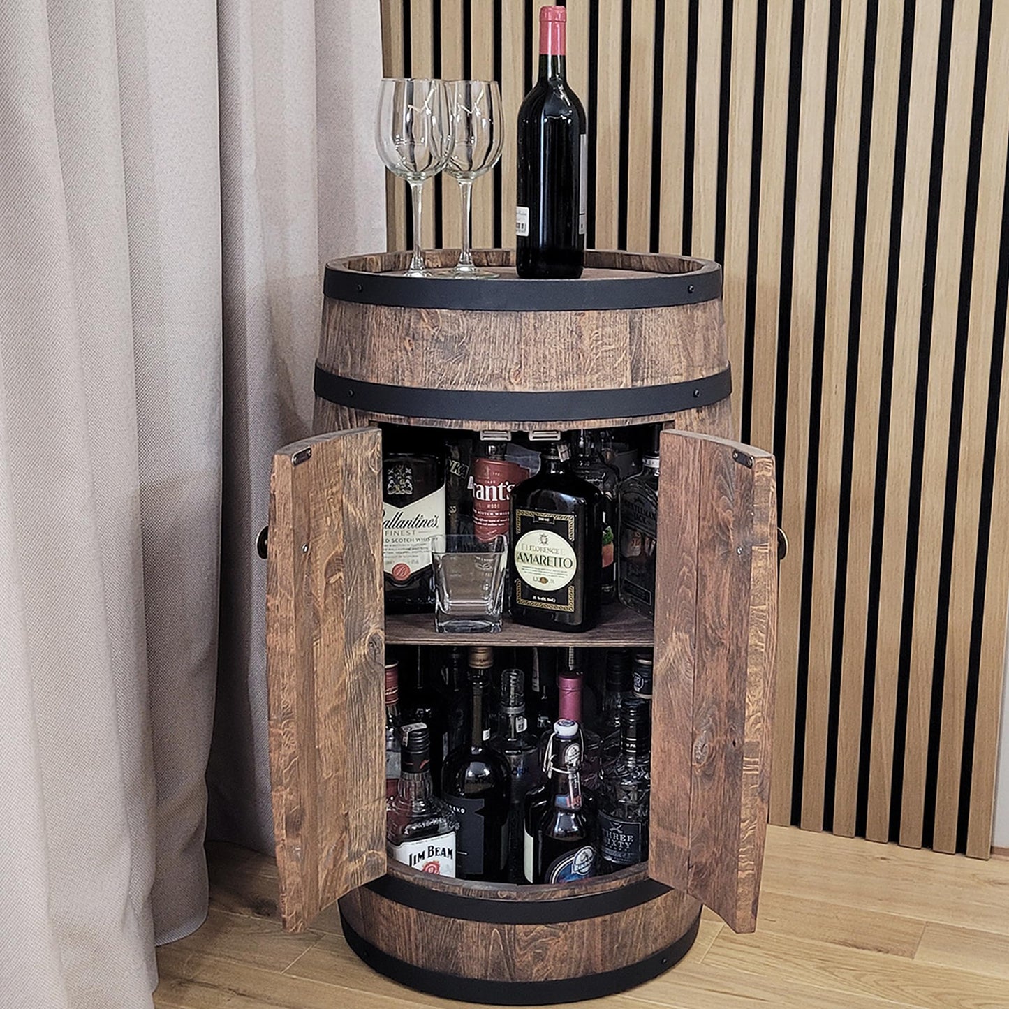 Fassbar XL aus Holzfass, handgemacht mit 2 Türen, Flaschenregal & Hausbar im Vintage-Stil – ideal als Theke, Schrank oder Geschenk für Männer.