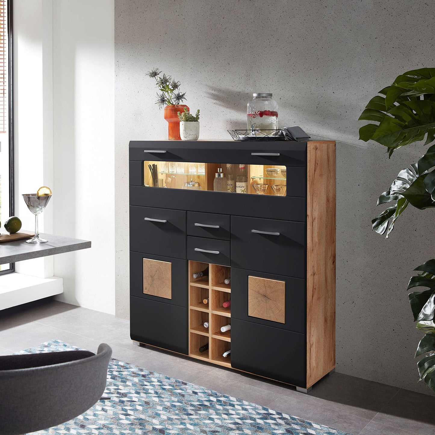 Stella Trading SONATE Barschrank, modernes Highboard in Eiche Altholz Optik & Schwarz, mit Flaschenregal & LED-Beleuchtung, 120x128x37 cm.