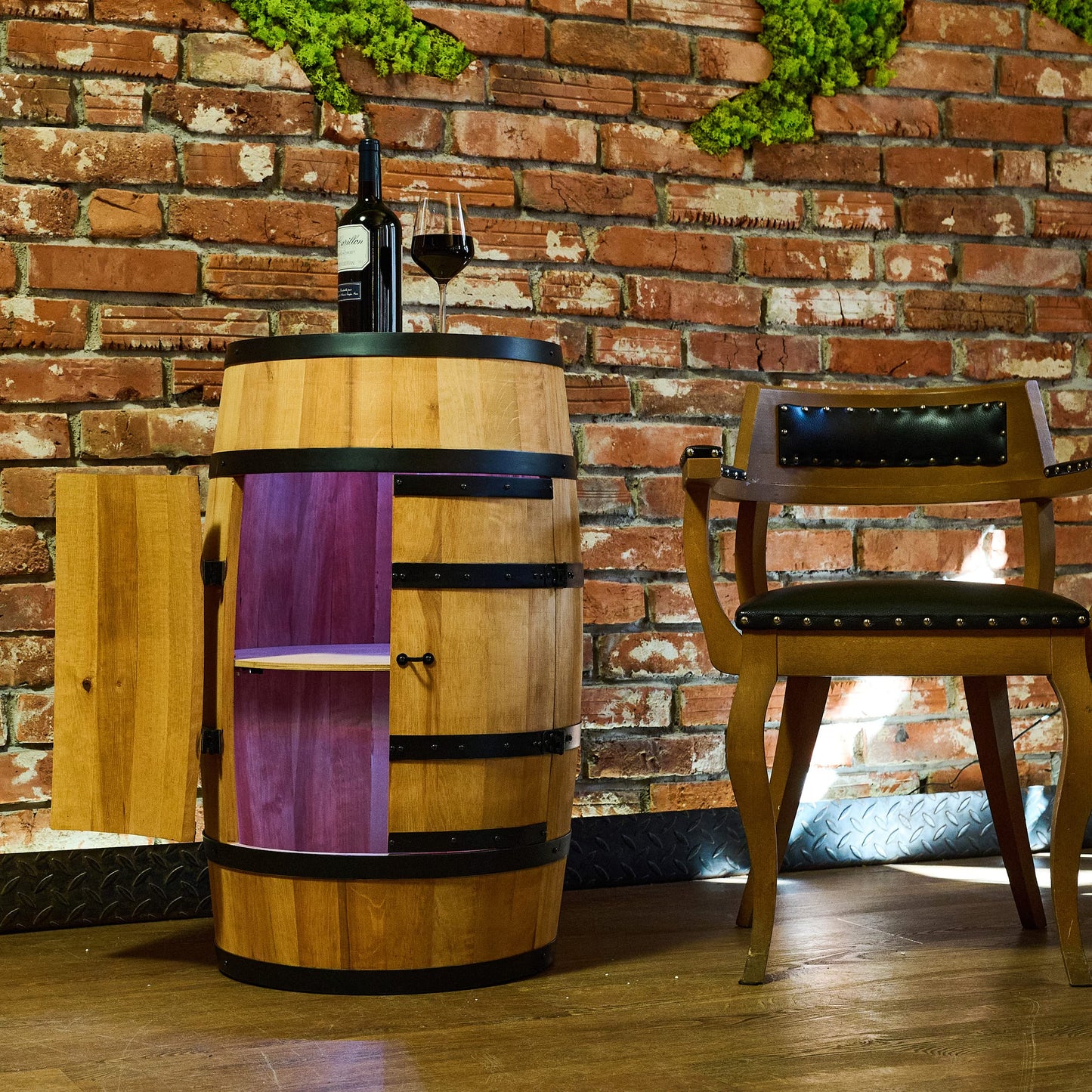 CREATIVE COOPER Weinregal aus Holz, 80 cm hoch, mit Tür & LED RGB, Fassmöbel & Mini-Bar im Eiche-Finish – stilvoller Alkoholschrank mit Flaschenregal.