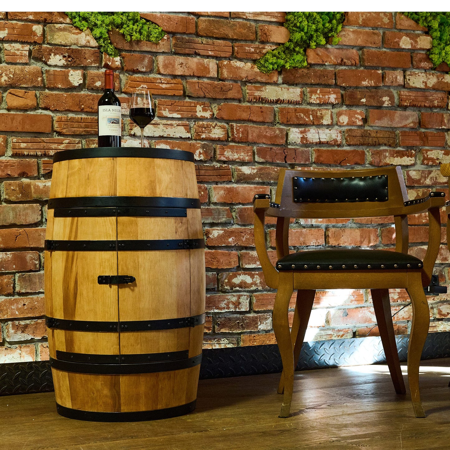 CREATIVE COOPER Weinregal aus Holz, 80 cm hoch, mit Tür & LED RGB, Fassmöbel & Mini-Bar im Eiche-Finish – stilvoller Alkoholschrank mit Flaschenregal.